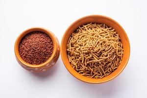 nachni o ragi sev es un delicioso fideo crujiente hecho de mijo, comida india saludable foto