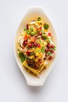 khaman dhokla chaat es una receta de chaat de fusión muy simple y refrescante hecha con sobras de dhokla foto