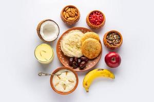 menú de desayuno sargi - karwa chauth antes de comenzar el ayuno o upwas en karva chauth, comida india foto