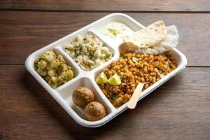 indian upwas thali, plato de comida en ayunas o thali para entrega a domicilio o paquete para llevar para cualquier vrat foto