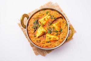 paneer khus khus curry o requesón posto masala elaborado con semillas de amapola, receta india foto