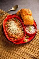 la receta de pav bhaji de queso es una receta de bhaji-pav de comida callejera con adición de queso foto