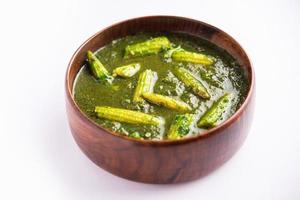 palak baby corn sabzi también conocido como espinacas makai curry servido con arroz o roti, comida india foto