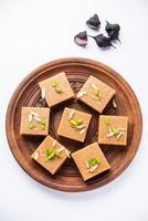 singhara barfi o singhada barfi o halwa ayuno o up-was food foto