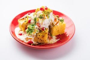 khaman dhokla chaat es una receta de chaat de fusión muy simple y refrescante hecha con sobras de dhokla foto