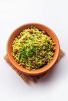 palak khichdi es una comida nutritiva de lentejas mung y arroz con espinacas, comida india foto