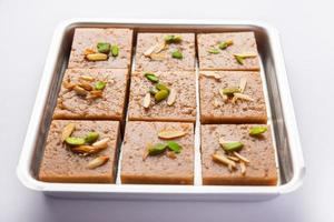 singhara barfi o singhada barfi o halwa ayuno o up-was food foto