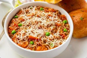 la receta de pav bhaji de queso es una receta de bhaji-pav de comida callejera con adición de queso foto