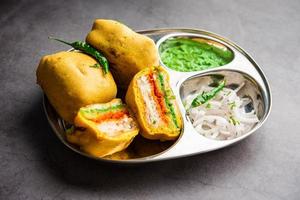 ulta vada pav se hace con un bollo relleno de patata picante, llamado pav inside vada, inside out vada pav foto