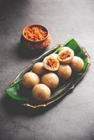 kozhukatta o kolukattai pidi son albóndigas al vapor hechas con harina de arroz, con relleno de coco, jaggery foto