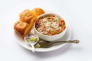 la receta de pav bhaji de queso es una receta de bhaji-pav de comida callejera con adición de queso foto