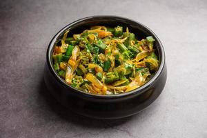 bhindi do pyaza es un plato estilo restaurante del norte de la India hecho con okra o dedos de damas con especias, hierbas y muchas cebollas foto