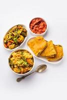 comida bhog bengalí para el festival indio hindú durga puja o pooja. khichadi, labra, chutney de tomate foto