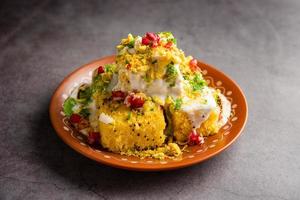 khaman dhokla chaat es una receta de chaat de fusión muy simple y refrescante hecha con sobras de dhokla foto