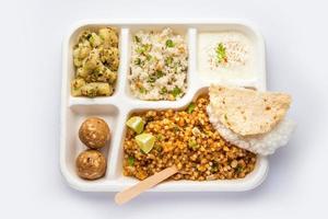 indian upwas thali, plato de comida en ayunas o thali para entrega a domicilio o paquete para llevar para cualquier vrat foto