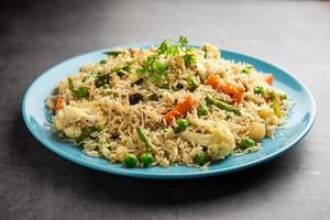 tahri, tehri, tehiri o tahari es una comida india de una olla hecha con vegetales mixtos y arroz foto