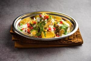 khaman dhokla chaat es una receta de chaat de fusión muy simple y refrescante hecha con sobras de dhokla foto