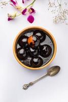 gulab jamun bañado en chocolate, comida de postre de fusión creativa india foto