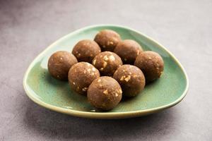 alholva o methi ke laddu, laddo o laddoo o bolas dulces de mithai para aumentar la inmunidad en los inviernos foto