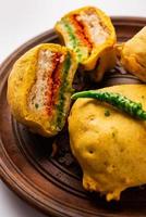 ulta vada pav está hecho con un bollo relleno de patata picante foto