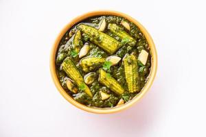 palak baby corn sabzi también conocido como espinacas makai curry servido con arroz o roti, comida india foto