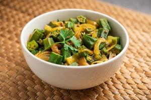 bhindi do pyaza es un plato estilo restaurante del norte de la India hecho con okra o dedos de damas foto