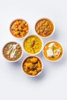 grupo de platos vegetarianos indios, surtido de comidas calientes y picantes de la cocina punjabi en tazones foto