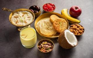 menú de desayuno sargi - karwa chauth antes de comenzar el ayuno o upwas en karva chauth, comida india foto