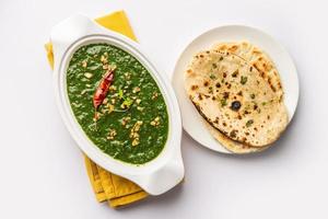 lasooni palak recipe or dhaba style garlic spinach curry, Indian main course served with naan photo