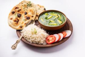 palak baby corn sabzi también conocido como espinacas makai curry servido con arroz o roti, comida india foto