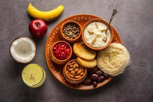 menú de desayuno sargi - karwa chauth antes de comenzar el ayuno o upwas en karva chauth, comida india foto