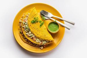 besan chilla o cheela rellenos de paneer elaborados con harina de garbanzos con relleno de requesón foto