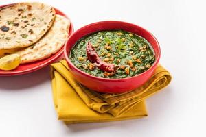 receta de lasooni palak o curry de espinacas con ajo al estilo dhaba, plato principal indio servido con naan foto