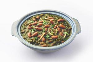 palak rajma masala es un curry indio preparado con frijoles rojos y espinacas cocinadas con especias