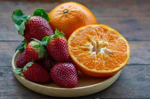Dieta vitamínica de frutas de fresa y naranja para una vida saludable. foto