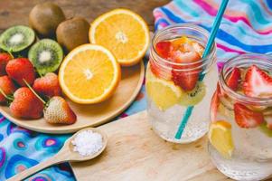 refresco dulce de fresa y fruta para la salud en verano foto