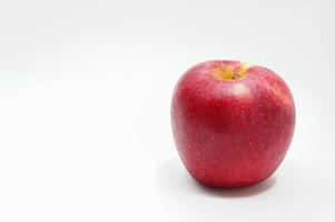 fruta de manzana roja sobre fondo blanco foto