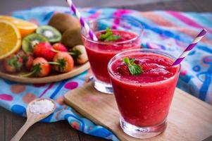 batido de yogur de fresa bebida dulce de fruta sabrosa para la salud en verano foto