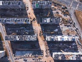 vista aérea de arriba hacia abajo del sitio de construcción de un nuevo edificio de apartamentos. foto