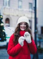 adorable mujer blanca posando en la ciudad con luces de bengala foto