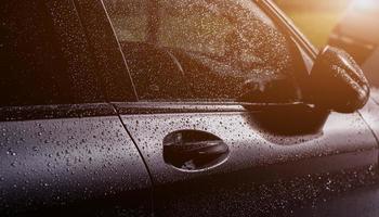 gota de agua en el coche. foto