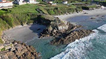 luftaufnahme von praia de caion in der a coruna region in spanien, mit stadtgebiet auf den umliegenden klippen video