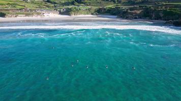 surfear en praia de caion durante el verano en galicia video