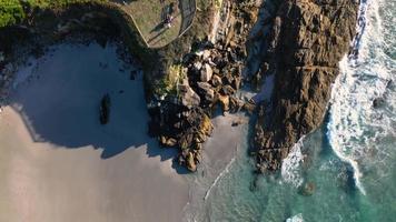 visão aérea das ondas do mar batendo na costa rochosa video