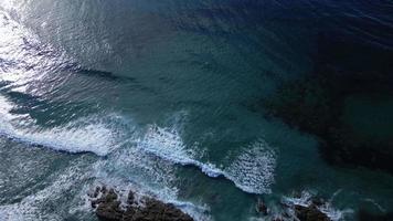 vue aérienne des vagues de l'océan au coucher du soleil video