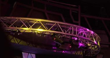 Nacht-Disco-Club mit neonblauem, violettem, rotem Licht und hellem Flutlicht mit runder Metallrahmen-Leuchtkonstruktion video