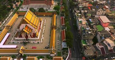 una vista aérea del columpio gigante rojo y el templo suthat thepwararam al atardecer, la atracción turística más famosa de bangkok, tailandia video