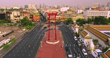 eine luftaufnahme der roten riesenschaukel und des suthat thepwararam tempels bei sonnenuntergang, der berühmtesten touristenattraktion in bangkok, thailand video