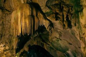 cueva subterránea oscura natural con estalactitas de formas extrañas. foto