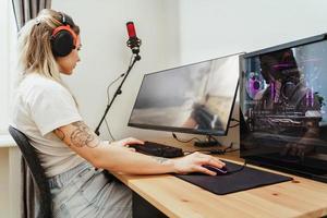 chica atleta profesional de esports jugando videojuegos en su computadora personal moderna foto